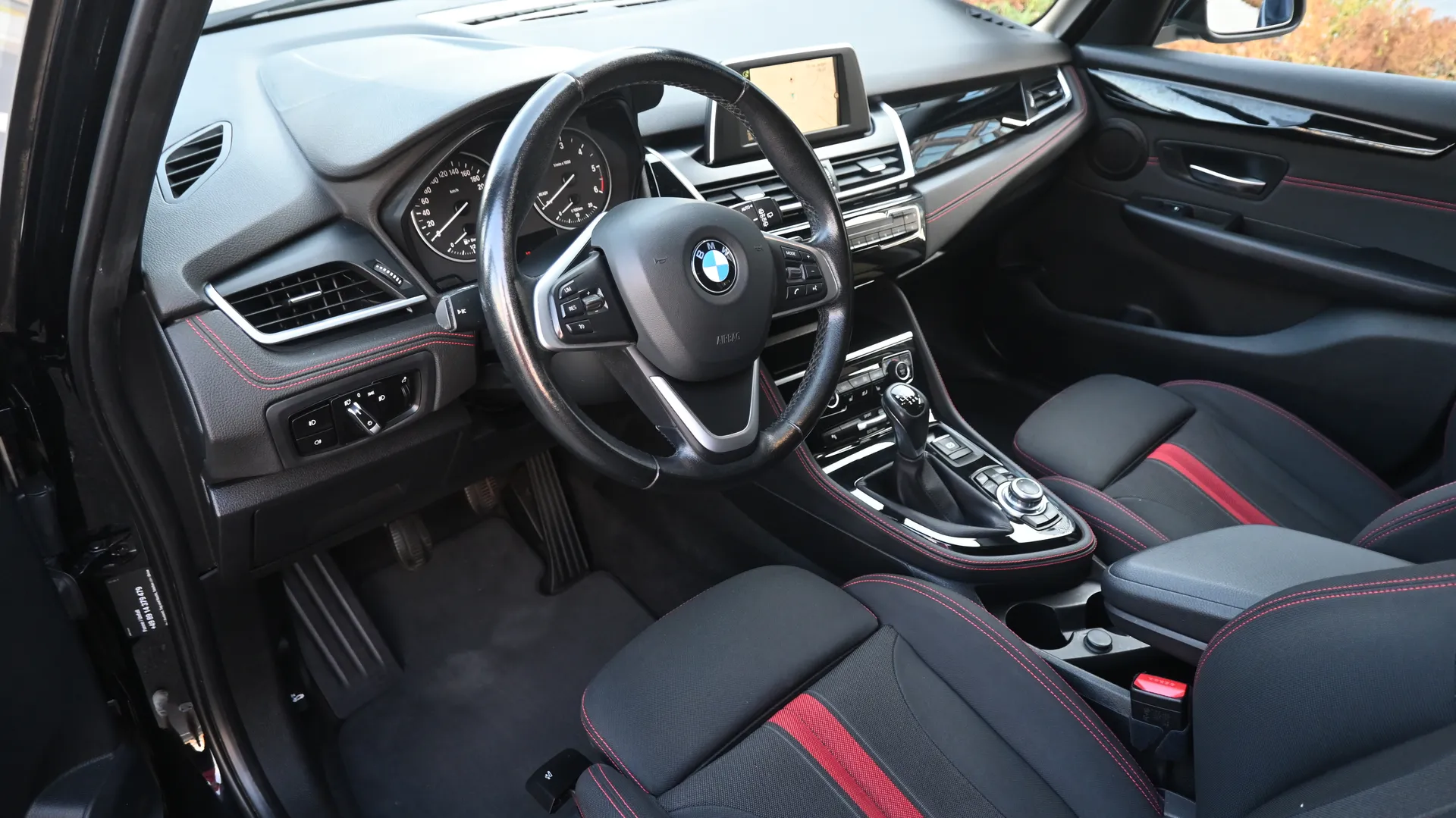 BMW 2 GRAN TOURER F46 2.0D 150KM 2016 czarny - zdjęcie 29 | AUTOTOJA.PL