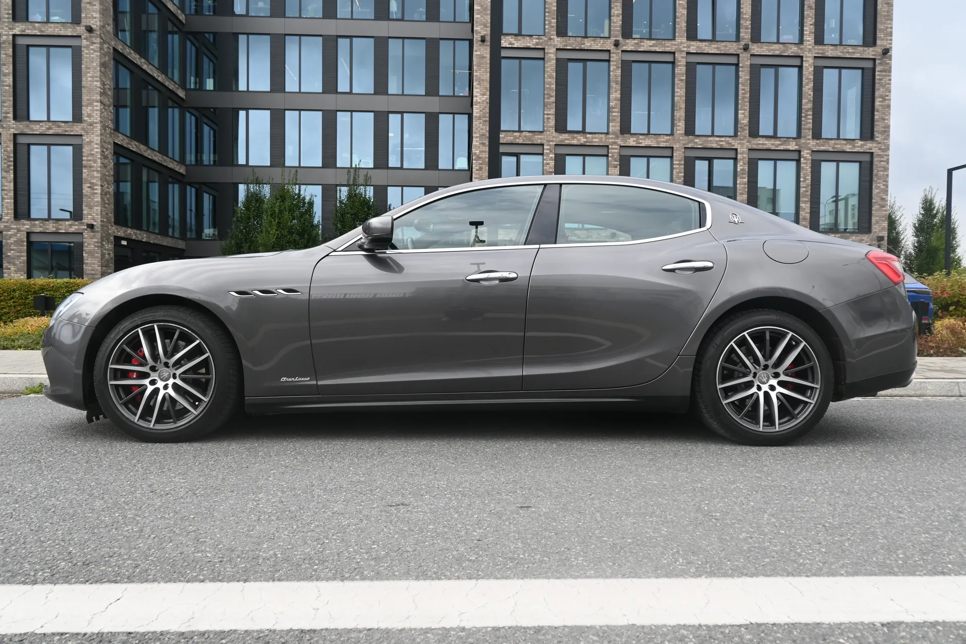 Maserati Ghibli 3,0 V6 410 KM SQ4 Gran Lusso 2014 na sprzedaż - profil boczny nadwozia · AUTOTOJA Maserati Ghibli 3,0 V6 410 KM SQ4 Gran Lusso 2014 na sprzedaż - profil boczny nadwozia · AUTOTOJA