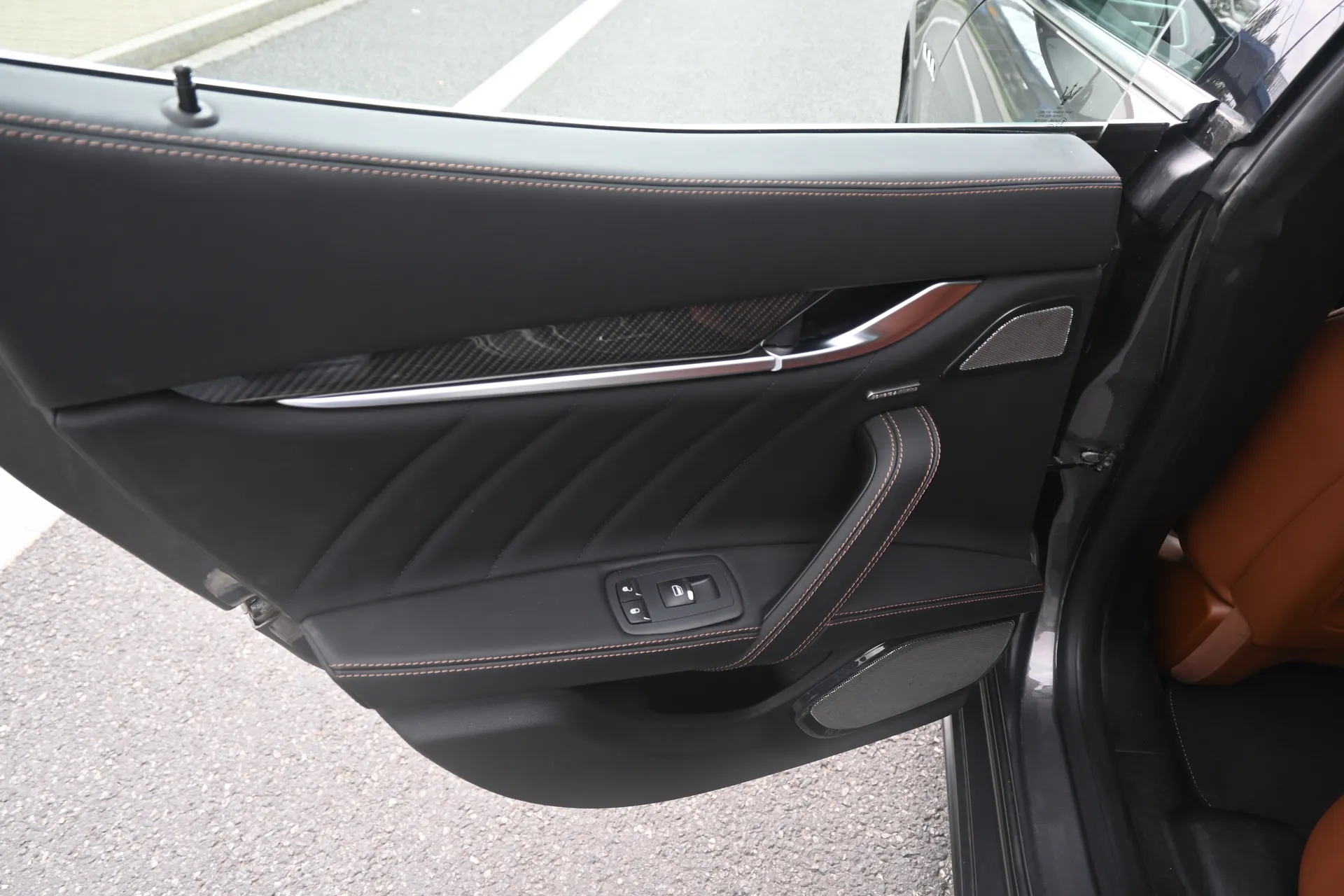 Maserati Ghibli 3,0 V6 410 KM SQ4 Gran Lusso 2014 na sprzedaż - galeria zdjęć, zdjęcie 28 | AUTOTOJA Kraków Maserati Ghibli 3,0 V6 410 KM SQ4 Gran Lusso 2014 na sprzedaż - galeria zdjęć, zdjęcie 28 | AUTOTOJA Kraków
