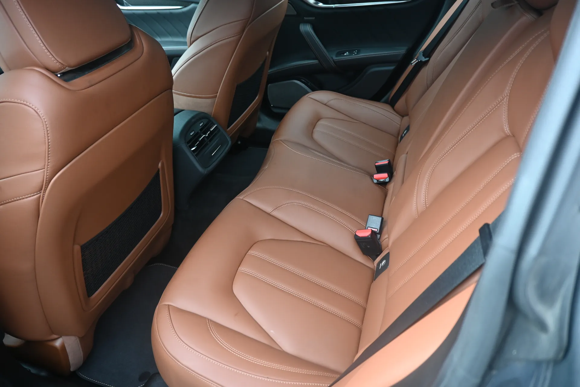 Maserati Ghibli 3,0 V6 410 KM SQ4 Gran Lusso 2014 na sprzedaż - galeria zdjęć, zdjęcie 29 | AUTOTOJA Kraków Maserati Ghibli 3,0 V6 410 KM SQ4 Gran Lusso 2014 na sprzedaż - galeria zdjęć, zdjęcie 29 | AUTOTOJA Kraków