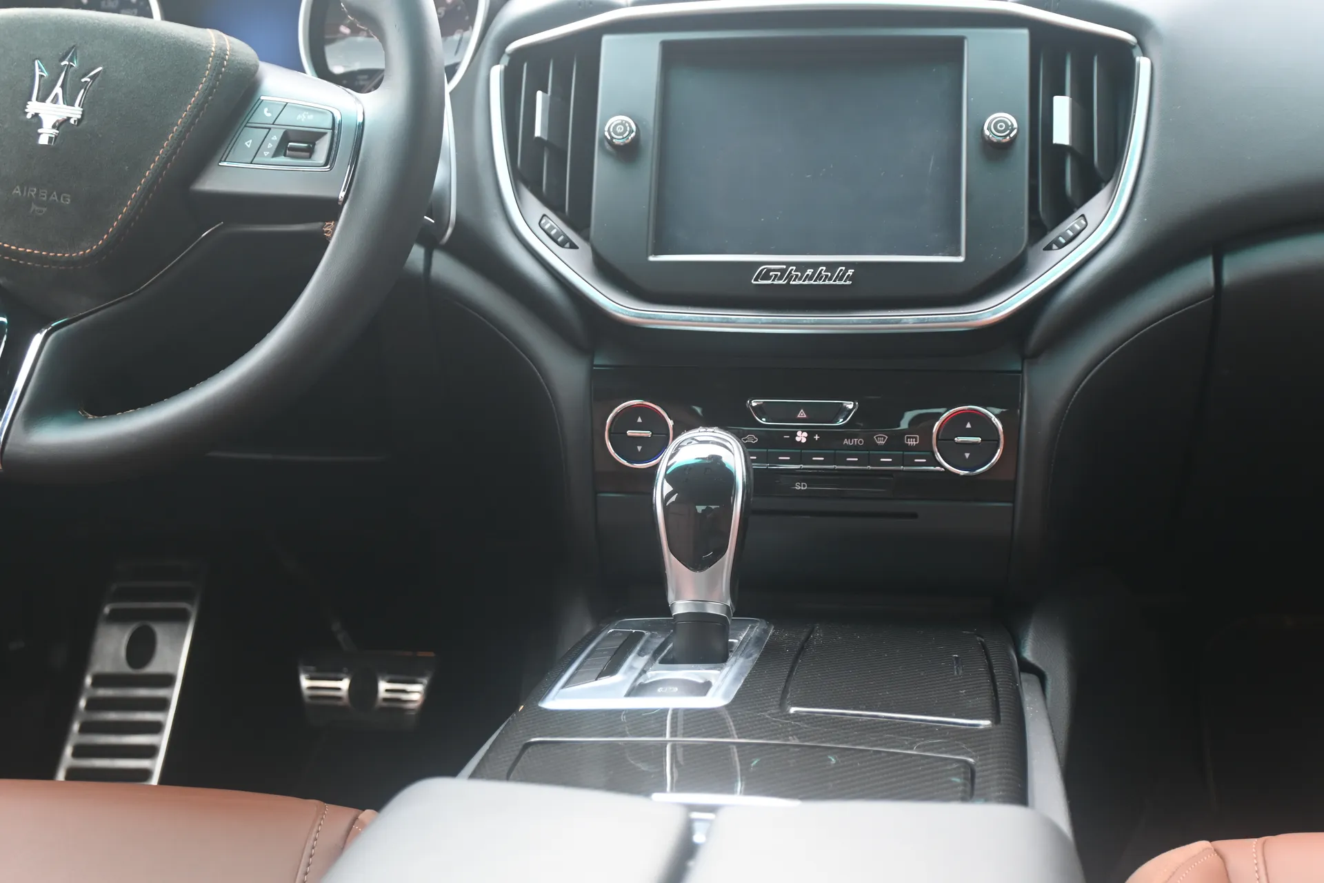 Maserati Ghibli 3,0 V6 410 KM SQ4 Gran Lusso 2014 na sprzedaż - galeria zdjęć, zdjęcie 33 | AUTOTOJA Kraków Maserati Ghibli 3,0 V6 410 KM SQ4 Gran Lusso 2014 na sprzedaż - galeria zdjęć, zdjęcie 33 | AUTOTOJA Kraków