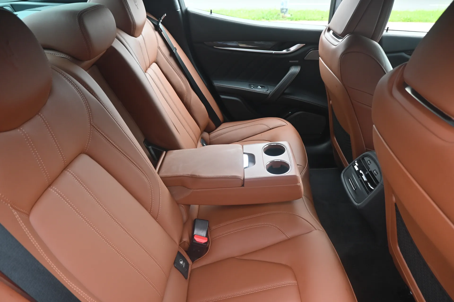 Maserati Ghibli 3,0 V6 410 KM SQ4 Gran Lusso 2014 na sprzedaż - galeria zdjęć, zdjęcie 38 | AUTOTOJA Kraków Maserati Ghibli 3,0 V6 410 KM SQ4 Gran Lusso 2014 na sprzedaż - galeria zdjęć, zdjęcie 38 | AUTOTOJA Kraków