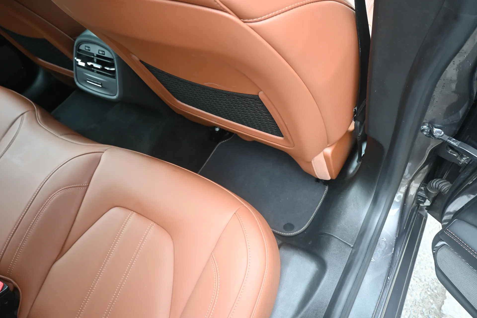 Maserati Ghibli 3,0 V6 410 KM SQ4 Gran Lusso 2014 na sprzedaż - galeria zdjęć, zdjęcie 39 | AUTOTOJA Kraków Maserati Ghibli 3,0 V6 410 KM SQ4 Gran Lusso 2014 na sprzedaż - galeria zdjęć, zdjęcie 39 | AUTOTOJA Kraków