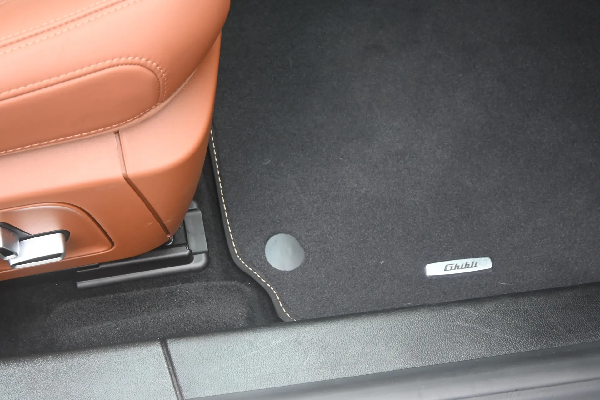 Maserati Ghibli 3,0 V6 410 KM SQ4 Gran Lusso 2014 na sprzedaż - galeria zdjęć, zdjęcie 40 | AUTOTOJA Kraków Maserati Ghibli 3,0 V6 410 KM SQ4 Gran Lusso 2014 na sprzedaż - galeria zdjęć, zdjęcie 40 | AUTOTOJA Kraków