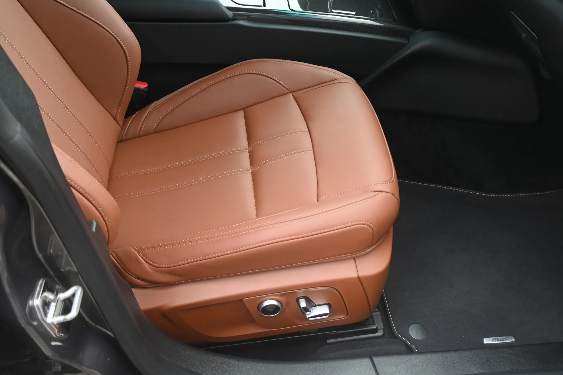 Maserati Ghibli 3,0 V6 410 KM SQ4 Gran Lusso 2014 na sprzedaż - galeria zdjęć, zdjęcie 41 | AUTOTOJA Kraków Maserati Ghibli 3,0 V6 410 KM SQ4 Gran Lusso 2014 na sprzedaż - galeria zdjęć, zdjęcie 41 | AUTOTOJA Kraków