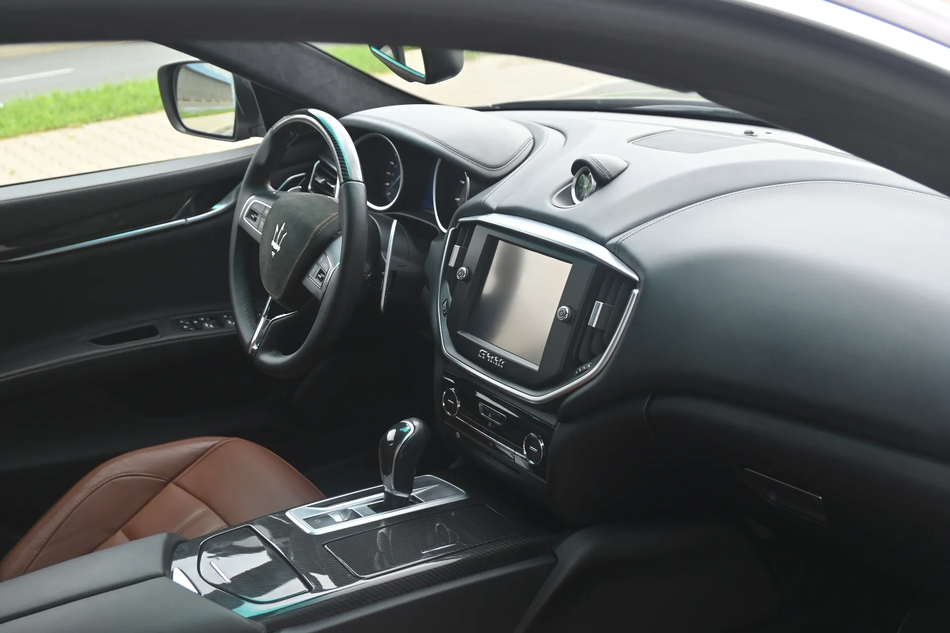 Maserati Ghibli 3,0 V6 410 KM SQ4 Gran Lusso 2014 na sprzedaż - galeria zdjęć, zdjęcie 42 | AUTOTOJA Kraków Maserati Ghibli 3,0 V6 410 KM SQ4 Gran Lusso 2014 na sprzedaż - galeria zdjęć, zdjęcie 42 | AUTOTOJA Kraków