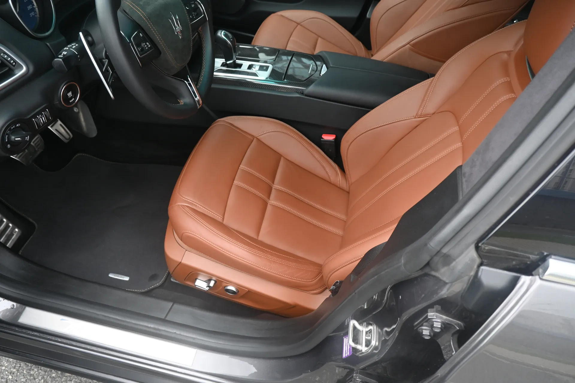 Maserati Ghibli 3,0 V6 410 KM SQ4 Gran Lusso 2014 na sprzedaż - galeria zdjęć, zdjęcie 48 | AUTOTOJA Kraków Maserati Ghibli 3,0 V6 410 KM SQ4 Gran Lusso 2014 na sprzedaż - galeria zdjęć, zdjęcie 48 | AUTOTOJA Kraków