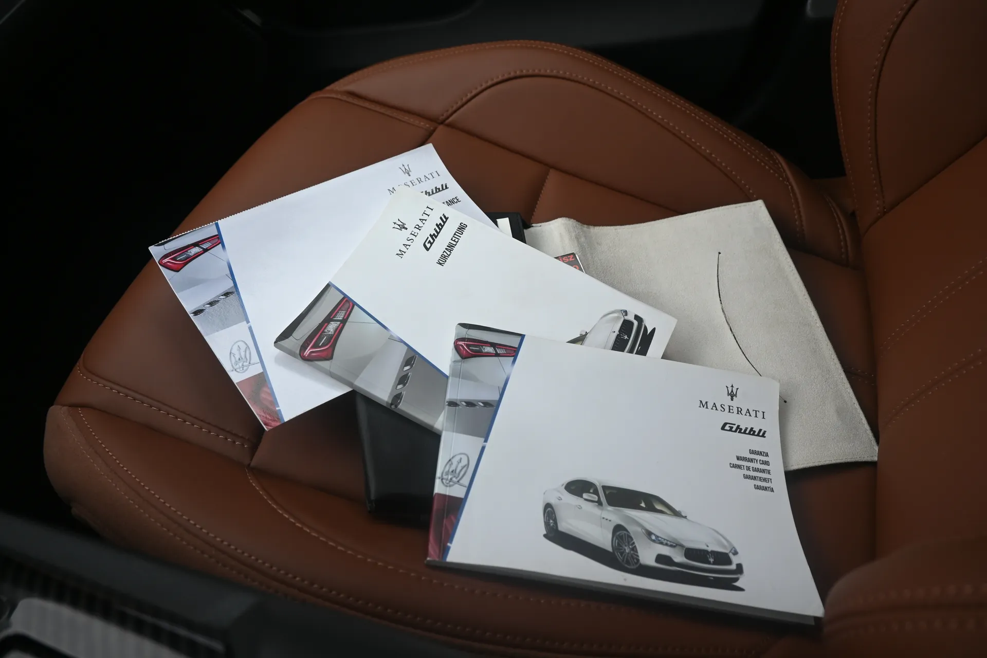 Maserati Ghibli 3,0 V6 410 KM SQ4 Gran Lusso 2014 na sprzedaż - galeria zdjęć, zdjęcie 61 | AUTOTOJA Kraków Maserati Ghibli 3,0 V6 410 KM SQ4 Gran Lusso 2014 na sprzedaż - galeria zdjęć, zdjęcie 61 | AUTOTOJA Kraków