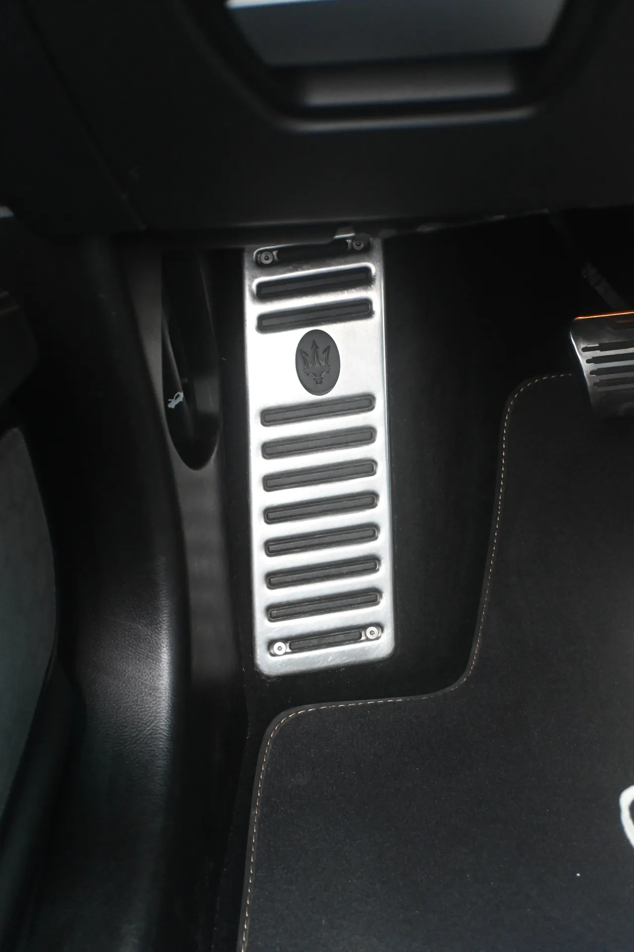 Maserati Ghibli 3,0 V6 410 KM SQ4 Gran Lusso 2014 na sprzedaż - galeria zdjęć, zdjęcie 69 | AUTOTOJA Kraków Maserati Ghibli 3,0 V6 410 KM SQ4 Gran Lusso 2014 na sprzedaż - galeria zdjęć, zdjęcie 69 | AUTOTOJA Kraków