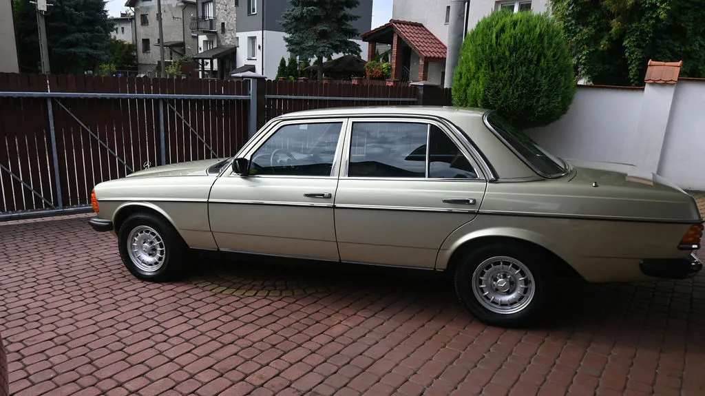 Mercedes-Benz W123 2.0 PB Pełna historia, Prawdziwy Klasyk 1983 na sprzedaż - tył pojazdu, ogłoszenie sprzedaży Kraków Mercedes-Benz W123 2.0 PB Pełna historia, Prawdziwy Klasyk 1983 na sprzedaż - tył pojazdu, ogłoszenie sprzedaży Kraków