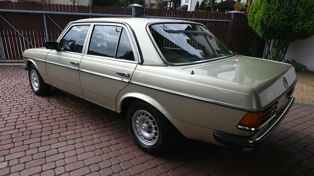 Mercedes-Benz W123 2.0 PB Pełna historia, Prawdziwy Klasyk 1983 na sprzedaż - profil boczny nadwozia · AUTOTOJA Mercedes-Benz W123 2.0 PB Pełna historia, Prawdziwy Klasyk 1983 na sprzedaż - profil boczny nadwozia · AUTOTOJA