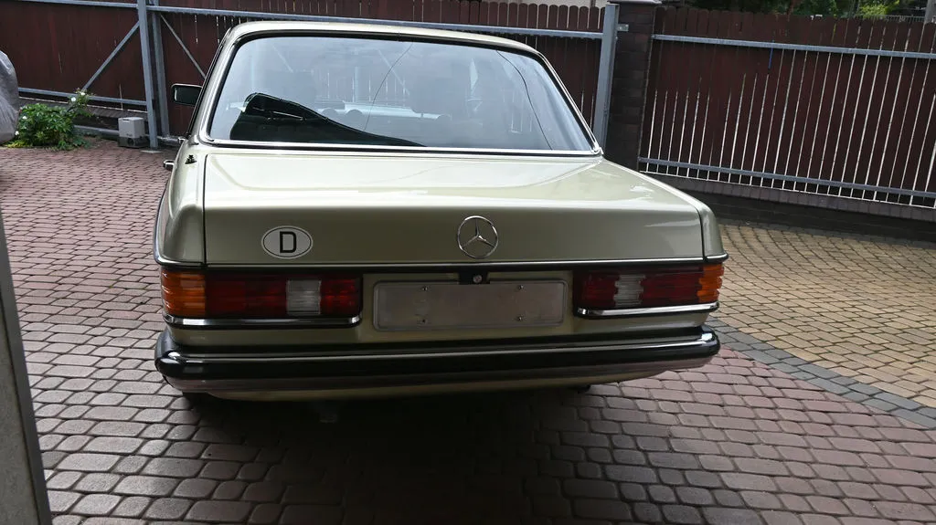 Mercedes-Benz W123 2.0 PB Pełna historia, Prawdziwy Klasyk 1983 na sprzedaż - wnętrze i deska rozdzielcza | Samochody używane Kraków Mercedes-Benz W123 2.0 PB Pełna historia, Prawdziwy Klasyk 1983 na sprzedaż - wnętrze i deska rozdzielcza | Samochody używane Kraków