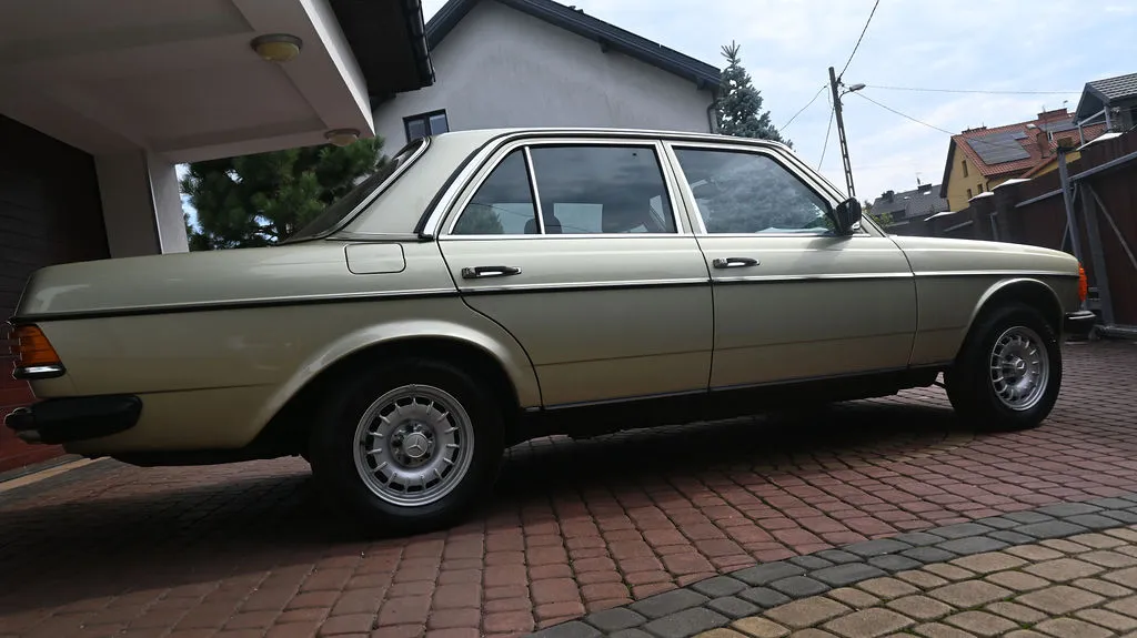 Mercedes-Benz W123 2.0 PB Pełna historia, Prawdziwy Klasyk 1983 na sprzedaż - fotele i przestrzeń pasażerska · Kraków Mercedes-Benz W123 2.0 PB Pełna historia, Prawdziwy Klasyk 1983 na sprzedaż - fotele i przestrzeń pasażerska · Kraków