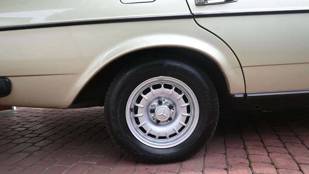 Mercedes-Benz W123 2.0 PB Pełna historia, Prawdziwy Klasyk 1983 na sprzedaż - stan felg i detale nadwozia | AUTOTOJA.PL Mercedes-Benz W123 2.0 PB Pełna historia, Prawdziwy Klasyk 1983 na sprzedaż - stan felg i detale nadwozia | AUTOTOJA.PL
