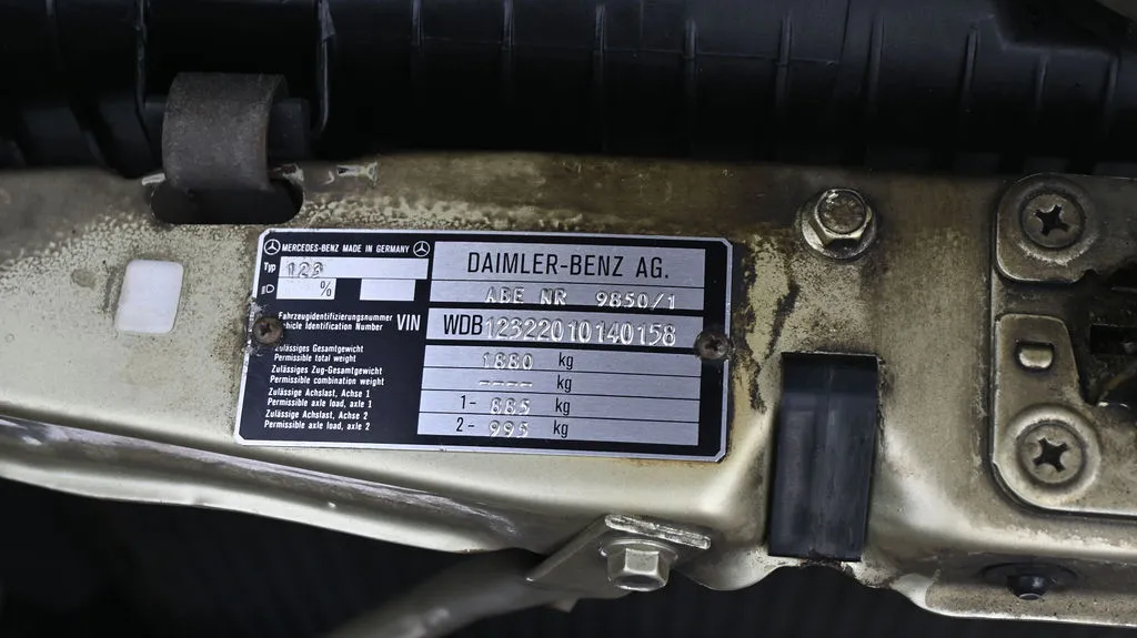 Mercedes-Benz W123 2.0 PB Pełna historia, Prawdziwy Klasyk 1983 na sprzedaż - galeria zdjęć, zdjęcie 18 | AUTOTOJA Kraków Mercedes-Benz W123 2.0 PB Pełna historia, Prawdziwy Klasyk 1983 na sprzedaż - galeria zdjęć, zdjęcie 18 | AUTOTOJA Kraków