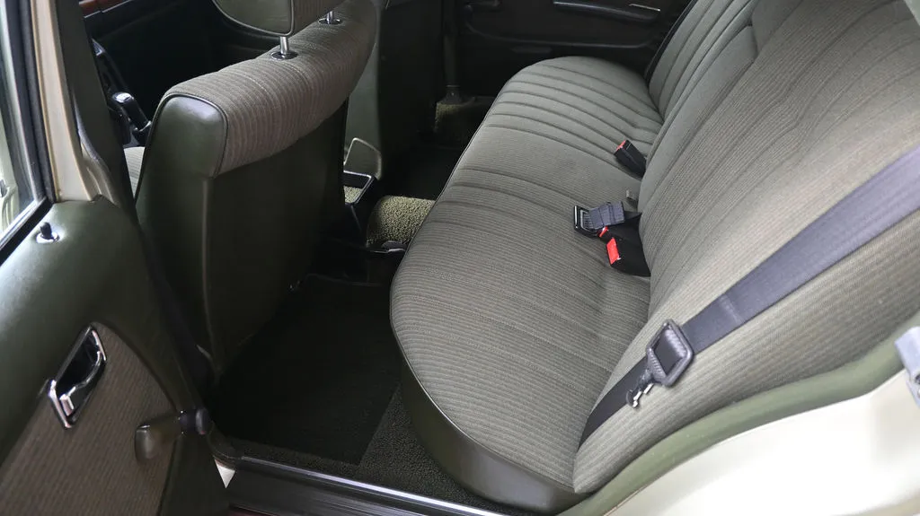 Mercedes-Benz W123 2.0 PB Pełna historia, Prawdziwy Klasyk 1983 na sprzedaż - galeria zdjęć, zdjęcie 21 | AUTOTOJA Kraków Mercedes-Benz W123 2.0 PB Pełna historia, Prawdziwy Klasyk 1983 na sprzedaż - galeria zdjęć, zdjęcie 21 | AUTOTOJA Kraków