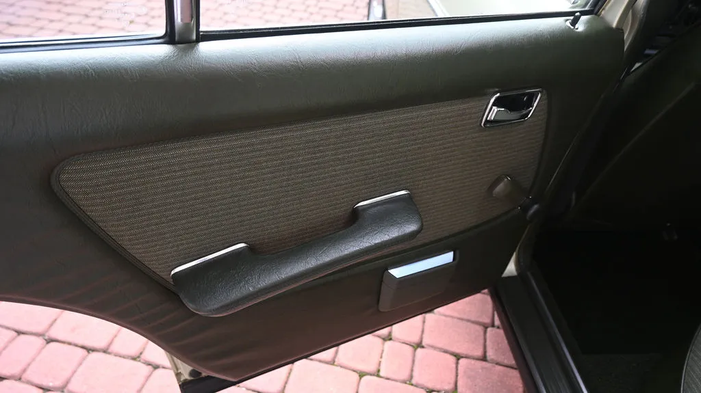 Mercedes-Benz W123 2.0 PB Pełna historia, Prawdziwy Klasyk 1983 na sprzedaż - galeria zdjęć, zdjęcie 22 | AUTOTOJA Kraków Mercedes-Benz W123 2.0 PB Pełna historia, Prawdziwy Klasyk 1983 na sprzedaż - galeria zdjęć, zdjęcie 22 | AUTOTOJA Kraków