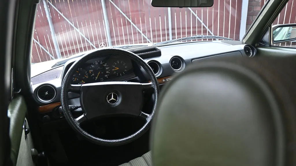 Mercedes-Benz W123 2.0 PB Pełna historia, Prawdziwy Klasyk 1983 na sprzedaż - galeria zdjęć, zdjęcie 25 | AUTOTOJA Kraków Mercedes-Benz W123 2.0 PB Pełna historia, Prawdziwy Klasyk 1983 na sprzedaż - galeria zdjęć, zdjęcie 25 | AUTOTOJA Kraków