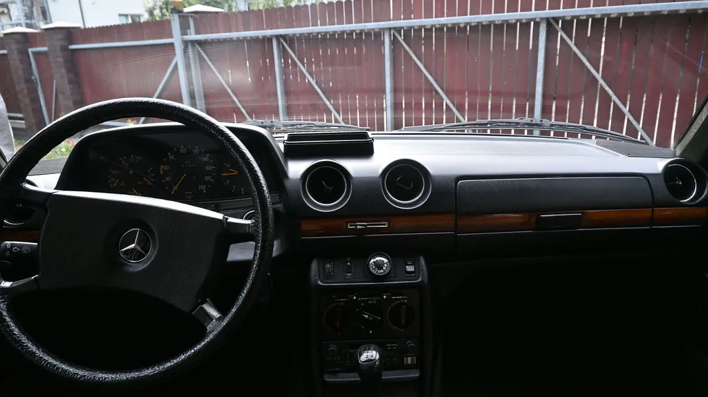 Mercedes-Benz W123 2.0 PB Pełna historia, Prawdziwy Klasyk 1983 na sprzedaż - galeria zdjęć, zdjęcie 27 | AUTOTOJA Kraków Mercedes-Benz W123 2.0 PB Pełna historia, Prawdziwy Klasyk 1983 na sprzedaż - galeria zdjęć, zdjęcie 27 | AUTOTOJA Kraków