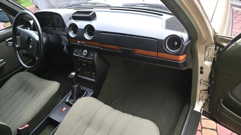 Mercedes-Benz W123 2.0 PB Pełna historia, Prawdziwy Klasyk 1983 na sprzedaż - galeria zdjęć, zdjęcie 29 | AUTOTOJA Kraków Mercedes-Benz W123 2.0 PB Pełna historia, Prawdziwy Klasyk 1983 na sprzedaż - galeria zdjęć, zdjęcie 29 | AUTOTOJA Kraków