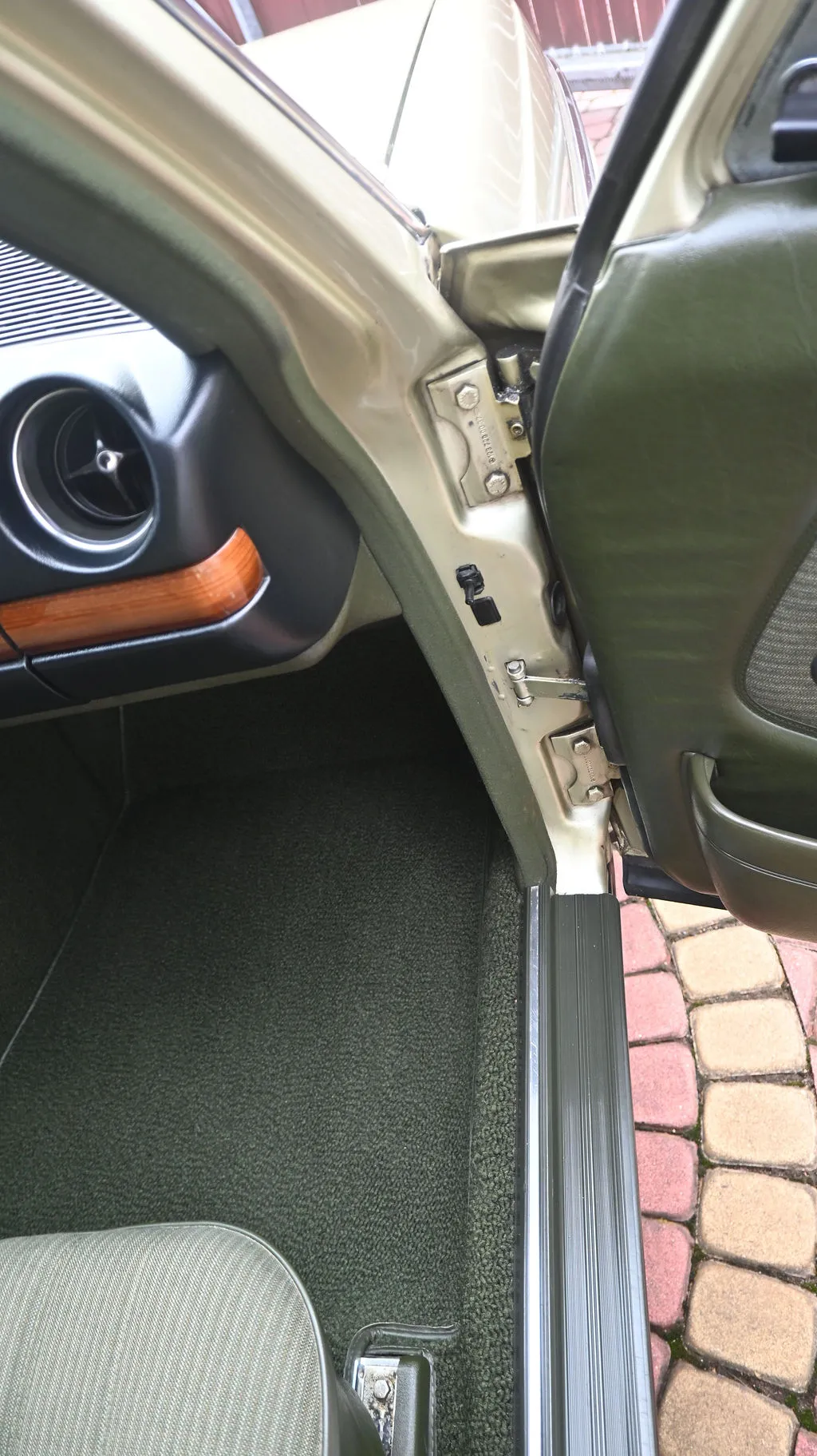 Mercedes-Benz W123 2.0 PB Pełna historia, Prawdziwy Klasyk 1983 na sprzedaż - galeria zdjęć, zdjęcie 31 | AUTOTOJA Kraków Mercedes-Benz W123 2.0 PB Pełna historia, Prawdziwy Klasyk 1983 na sprzedaż - galeria zdjęć, zdjęcie 31 | AUTOTOJA Kraków