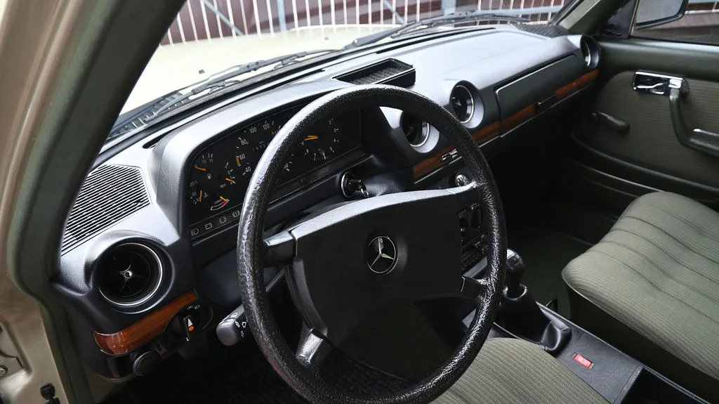 Mercedes-Benz W123 2.0 PB Pełna historia, Prawdziwy Klasyk 1983 na sprzedaż - galeria zdjęć, zdjęcie 34 | AUTOTOJA Kraków Mercedes-Benz W123 2.0 PB Pełna historia, Prawdziwy Klasyk 1983 na sprzedaż - galeria zdjęć, zdjęcie 34 | AUTOTOJA Kraków