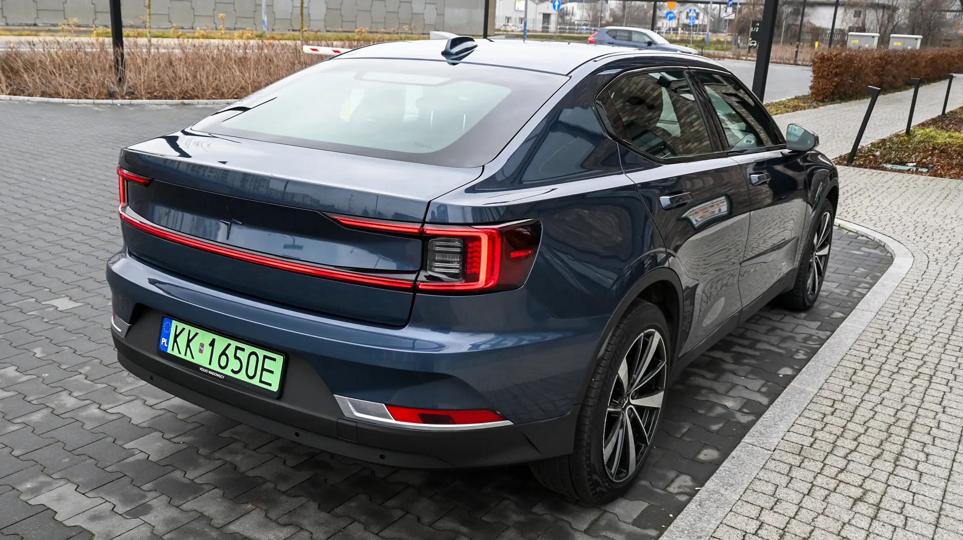 Polestar 2 SR 64kW 2022 niebieski - zdjęcie 6 | AUTOTOJA.PL