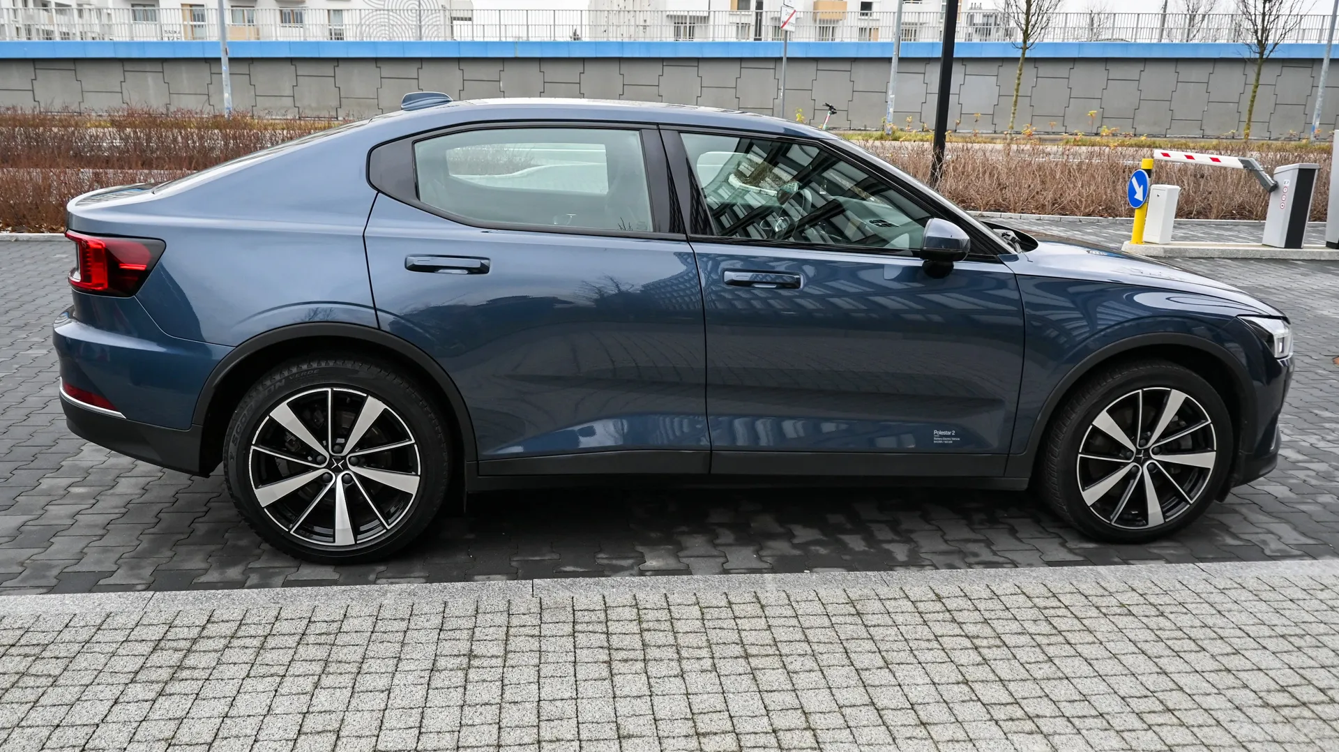 Polestar 2 SR 64kW 2022 niebieski - zdjęcie 7 | AUTOTOJA.PL