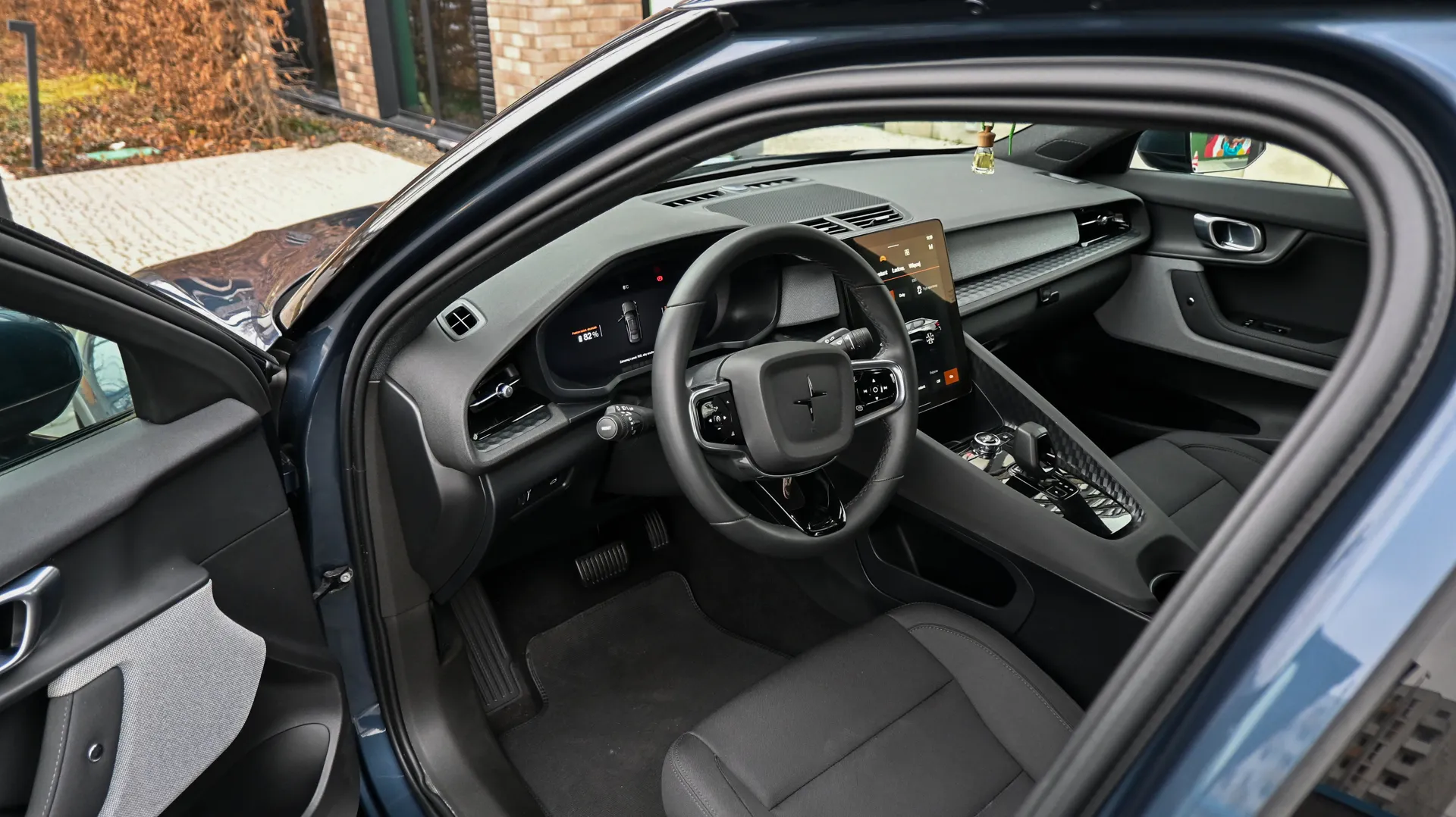 Polestar 2 SR 64kW 2022 niebieski - zdjęcie 18 | AUTOTOJA.PL