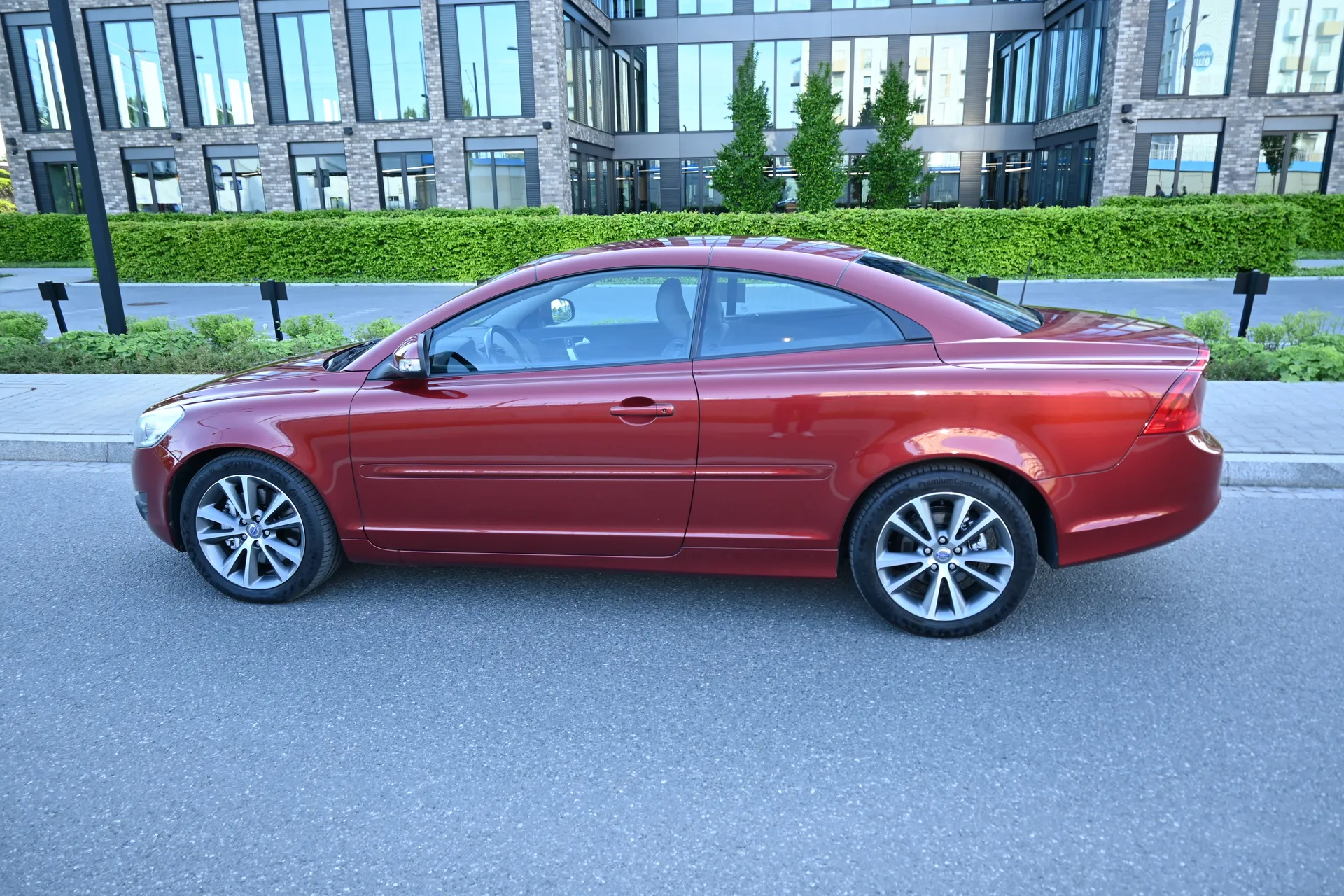 Volvo C70 2,0 D Momentum, Coupé/Cabrio 2010 Bordowy - zdjęcie 2 | AUTOTOJA.PL