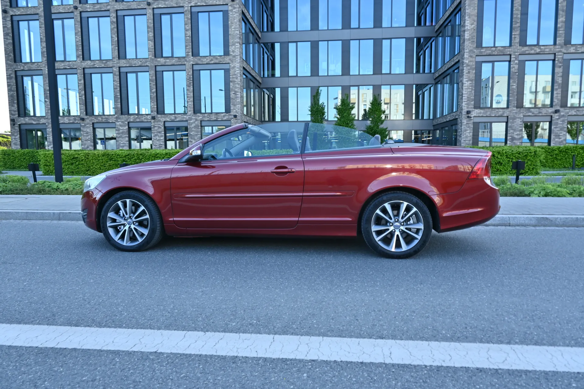 Volvo C70 2,0 D Momentum, Coupé/Cabrio 2010 Bordowy - zdjęcie 13 | AUTOTOJA.PL