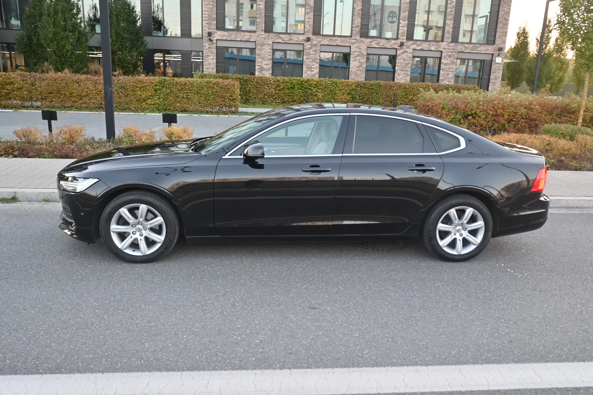 VOLVO  S90 D4 Momentum 2017 na sprzedaż - profil boczny nadwozia · AUTOTOJA