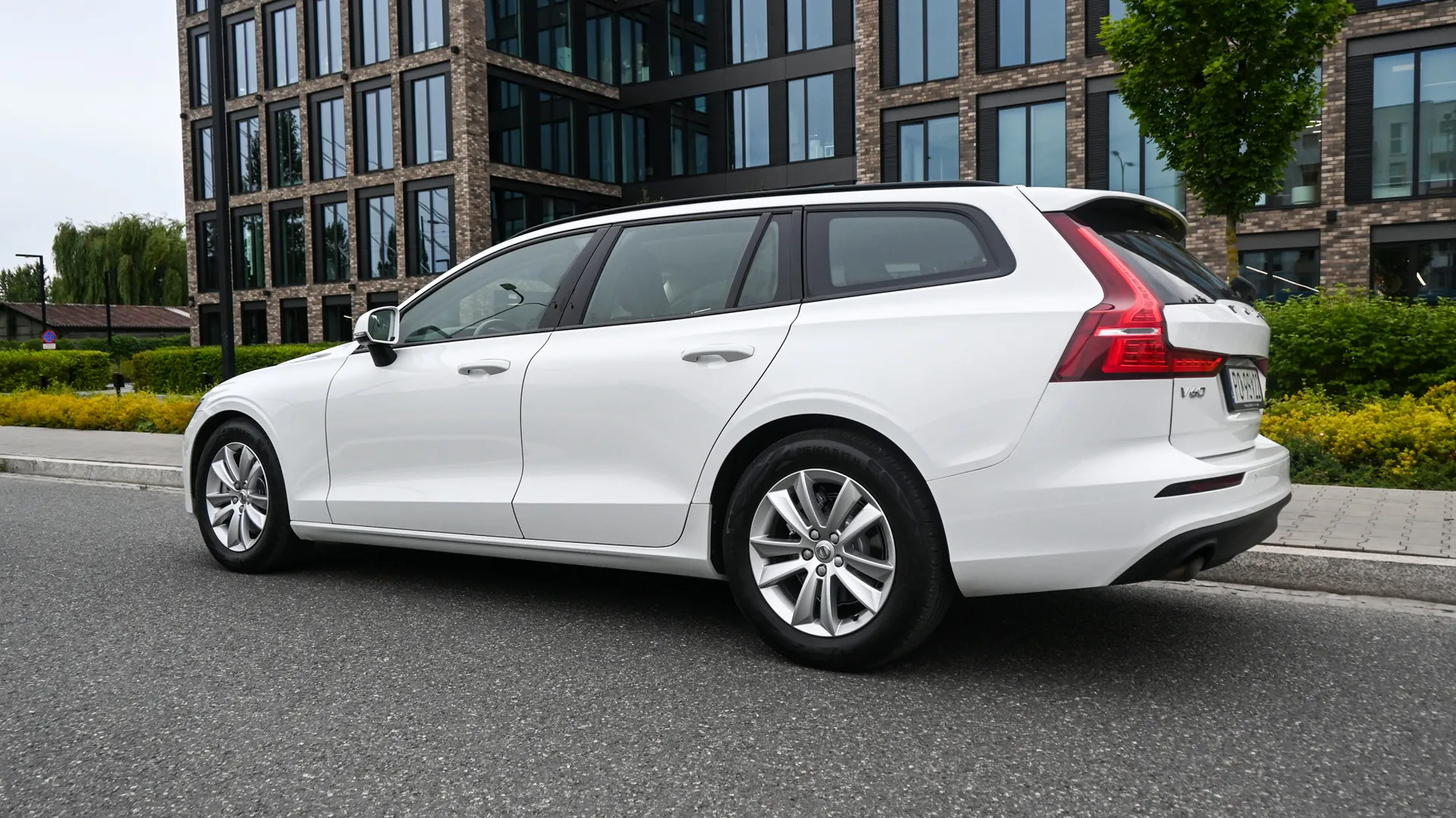 Volvo V60 B3 Momentum MildHybrid - Salon PL 2021 Biały - zdjęcie 3 | AUTOTOJA.PL