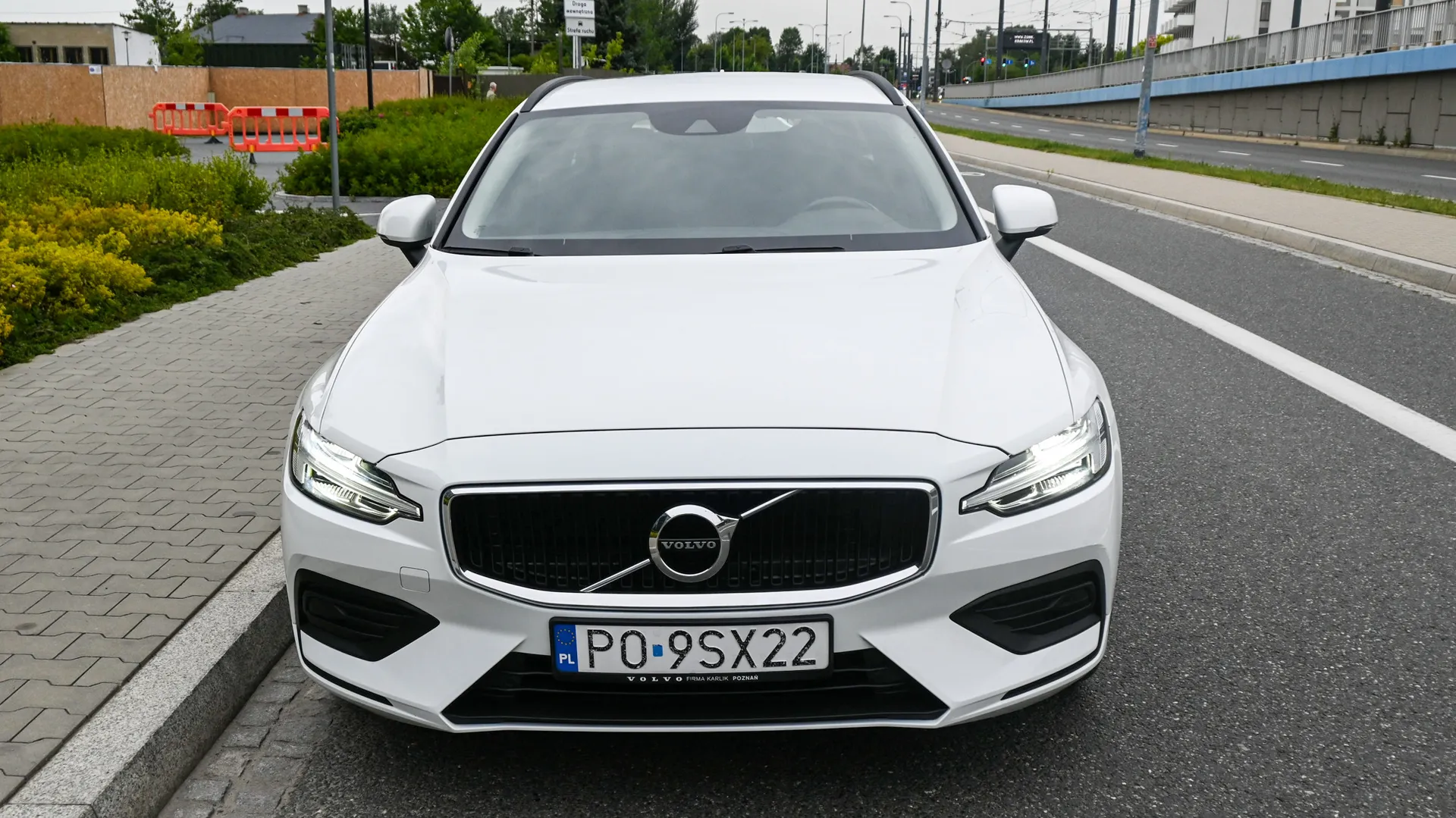 Volvo V60 B3 Momentum MildHybrid - Salon PL 2021 Biały - zdjęcie 12 | AUTOTOJA.PL