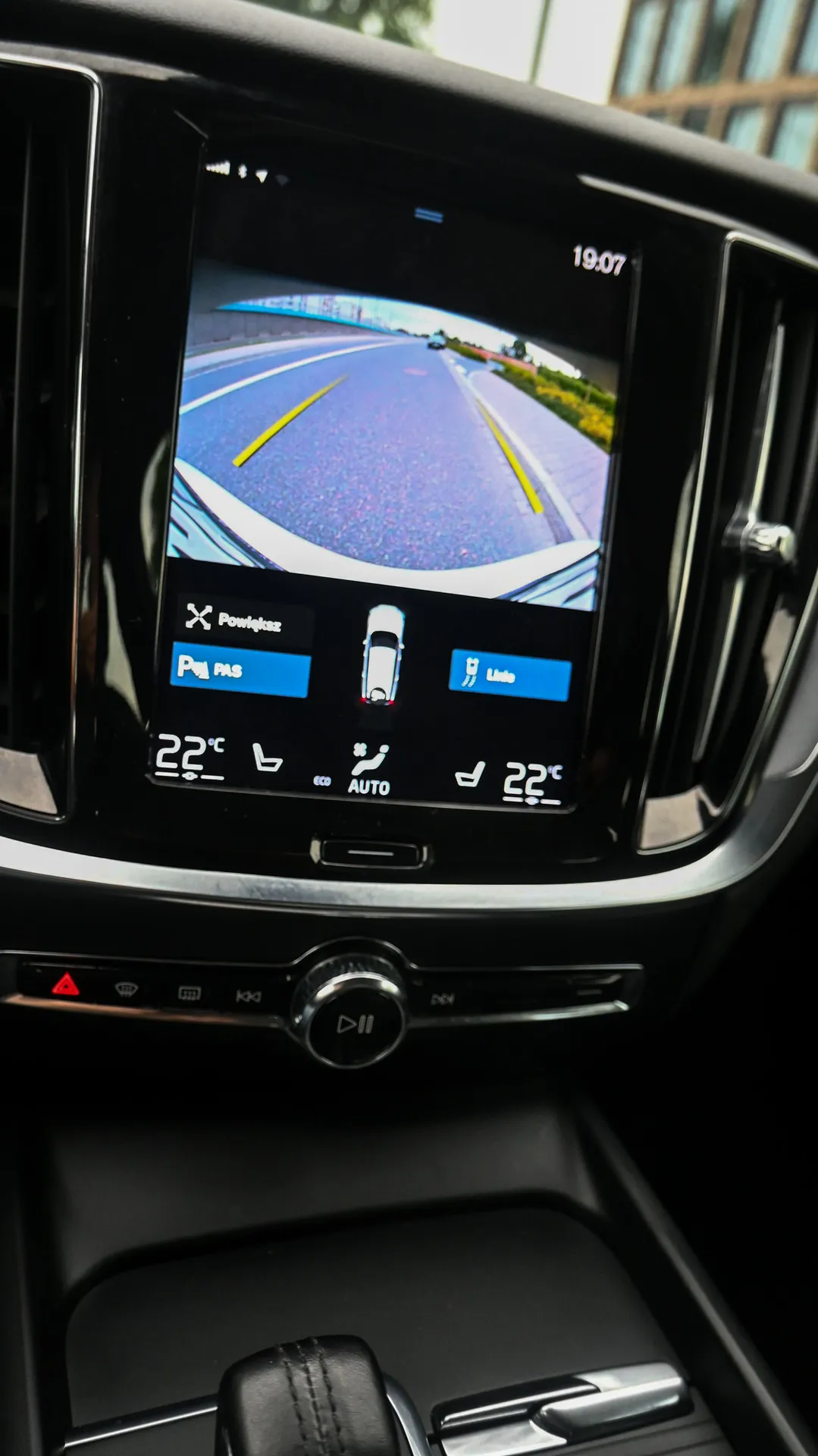 Volvo V60 B3 Momentum MildHybrid - Salon PL 2021 Biały - zdjęcie 31 | AUTOTOJA.PL