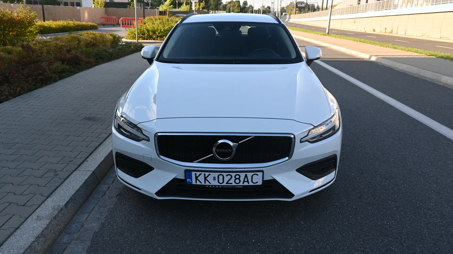 Volvo V60 B3 Momentum MildHybrid - Salon PL 2021 na sprzedaż - profil boczny nadwozia · AUTOTOJA Volvo V60 B3 Momentum MildHybrid - Salon PL 2021 na sprzedaż - profil boczny nadwozia · AUTOTOJA