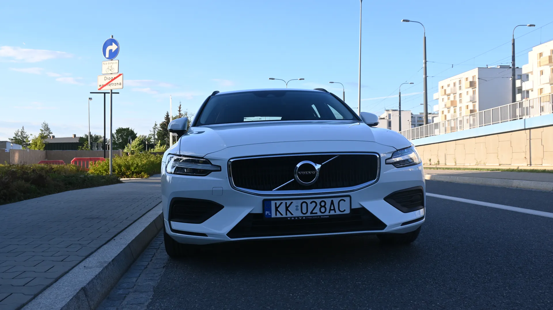 Volvo V60 B3 Momentum MildHybrid - Salon PL 2021 na sprzedaż - wnętrze i deska rozdzielcza | Samochody używane Kraków Volvo V60 B3 Momentum MildHybrid - Salon PL 2021 na sprzedaż - wnętrze i deska rozdzielcza | Samochody używane Kraków