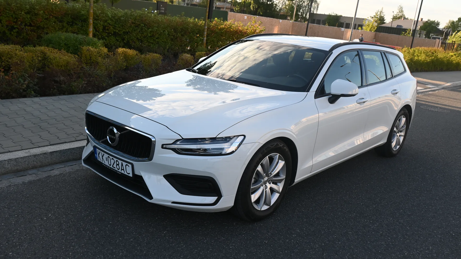 Volvo V60 B3 Momentum MildHybrid - Salon PL 2021 na sprzedaż - tył pojazdu, ogłoszenie sprzedaży Kraków Volvo V60 B3 Momentum MildHybrid - Salon PL 2021 na sprzedaż - tył pojazdu, ogłoszenie sprzedaży Kraków