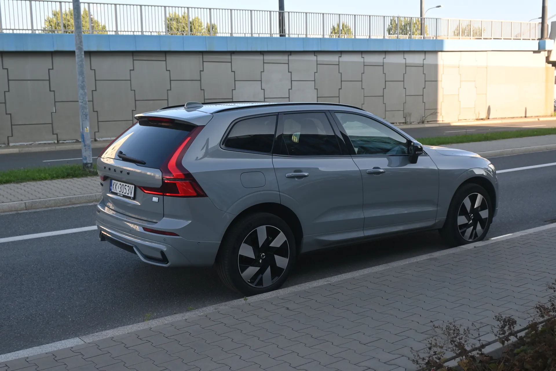 Volvo Xc60 T6 AWD Recherge 2023 na sprzedaż - profil boczny nadwozia · AUTOTOJA Volvo Xc60 T6 AWD Recherge 2023 na sprzedaż - profil boczny nadwozia · AUTOTOJA